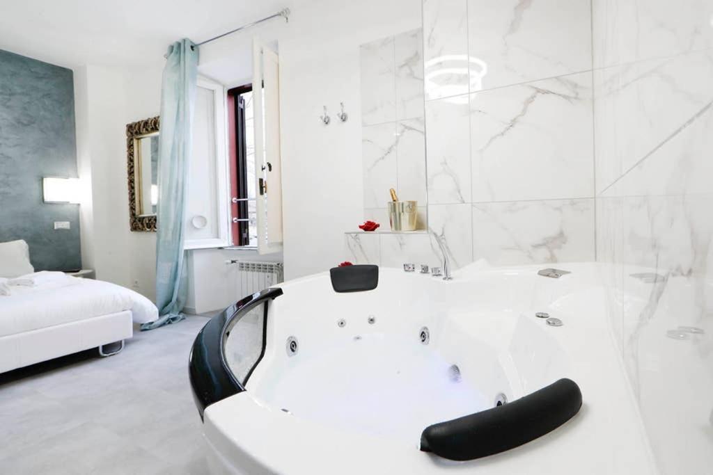 White Panoramic Jacuzzi Suite Trastevere - Top Collection Roma Exterior foto